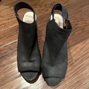 Size 6 Vince Camuto peep toe